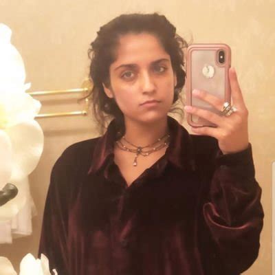 Aqsa (@imsmokehijabi) • Instagram photos and videos.